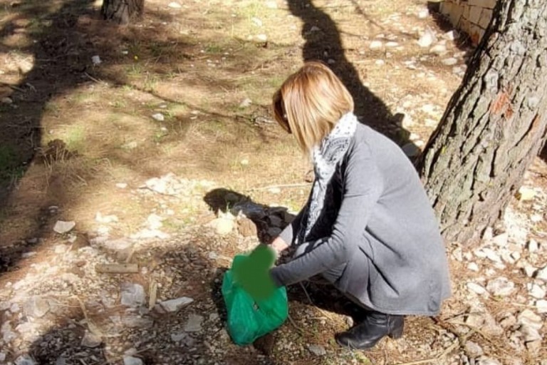 Francesca, volontaria 3 place mentre raccogli rifiuti lungo il percorso 