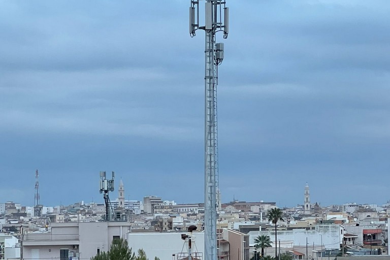 Antenna in via Lagnone Santa Croce (quartiere San Valentino) ad Andria