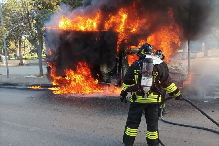 Incendio furgone in viale Gramsci
