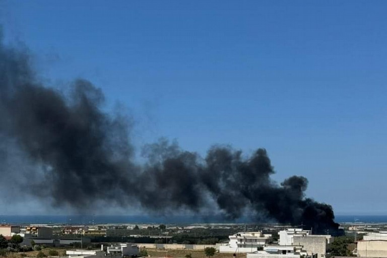 Fumo nero si alza in cielo ad Andria