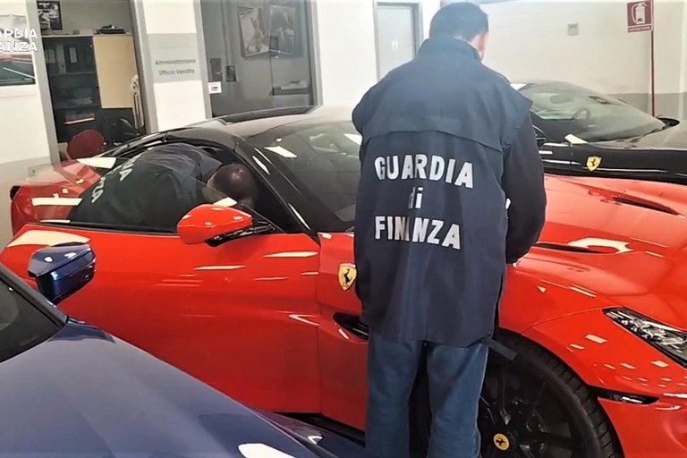 GdF sull'import auto di lusso