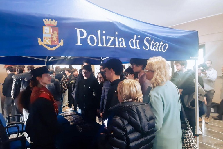 La Polizia di Stato nell' ITT Jannuzzi di Andria contro la Violenza di Genere