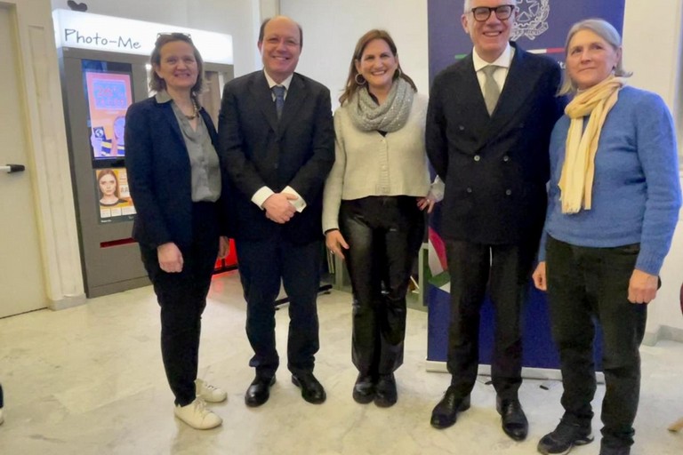 A destra Riccardina Brudo al suo fianco il Console italiano Domenico Bellantone