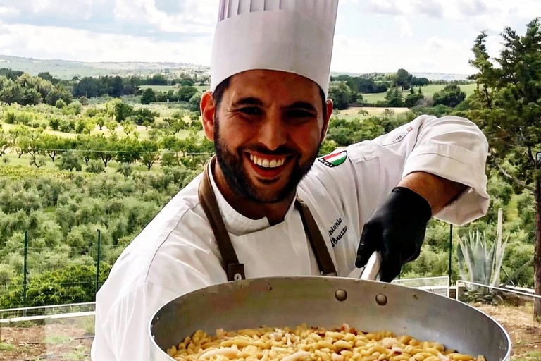 Ad Andria Antonio Abruzzese coniuga i suoi studi enogastronomici a quelli teologici