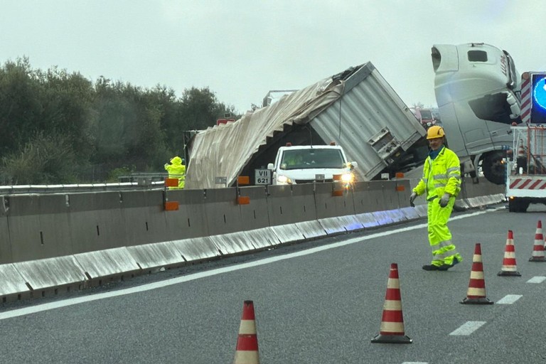 Mezzo pesante si ribalta sull’A14