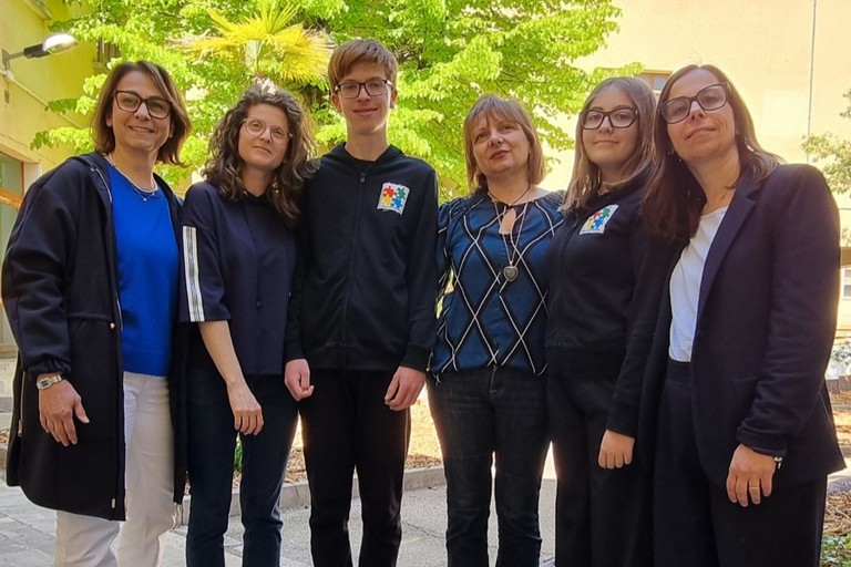 Gli studenti Gianmarco Crescini e Giada Muraglia affiancati dal Dirigente Scolastico, Francesca Attimonelli e i docenti del Dipartimento di matematica