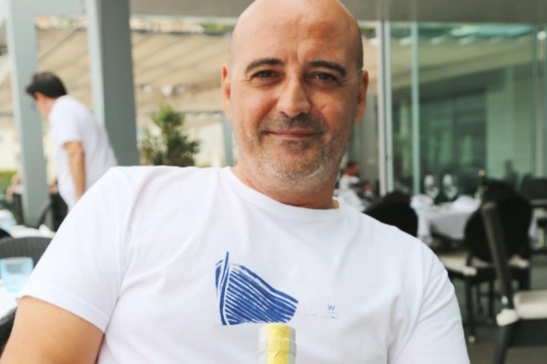 Giuliano Di Matteo tra le mani la sua bottiglia di Giulioncello