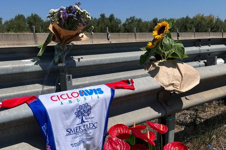 Fiori e la maglia CicloAvis sul luogo del tragico incidente: il commosso omaggio per ricordare Sandro, Antonio e Vincenzo a un anno dalla scomparsa