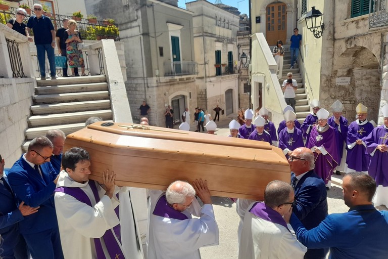 Minervino saluta mons. Agostino Superbo: celebrati i funerali