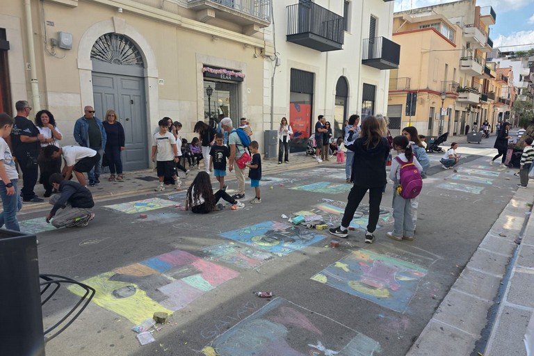 "Giottiamo": ad Andria successo per la festa dell'arte e della pace con i gessetti