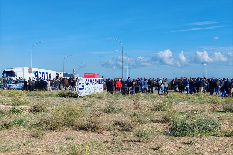 Protesta sulla tangenziale di Andria: agricoltori e autotrasportatori bloccano la circolazione
