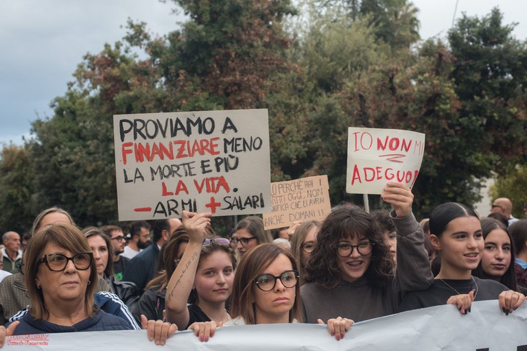 Andria non ci sta: in migliaia in piazza contro il carovita. Unità, rabbia e serrande abbassate