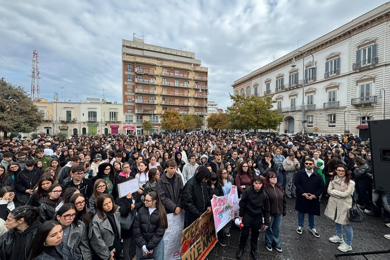 Studenti in piazza ad Andria contro il caro vita e il degrado delle scuole: corteo nel centro cittadino